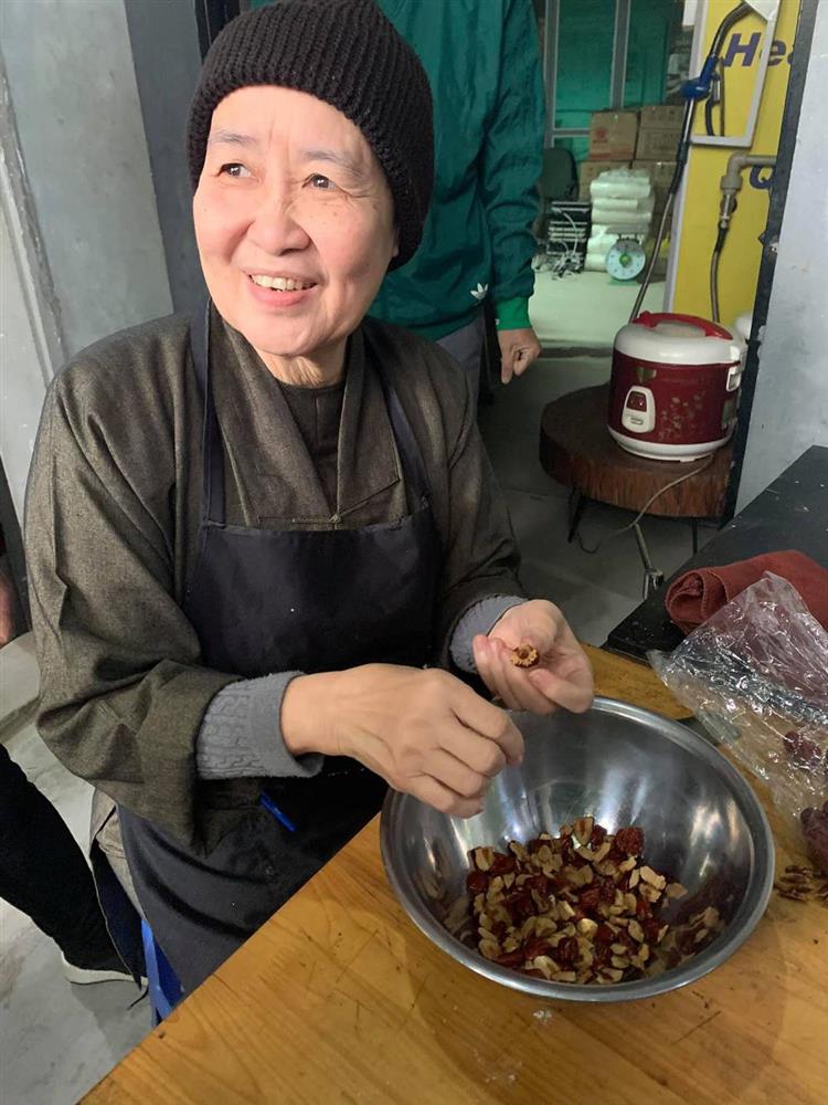Huyền thoại ẩm thực Nguyễn Dzoãn Cẩm Vân sau 3 năm đi tu: An yên sống, làm YouTube nấu ăn-4