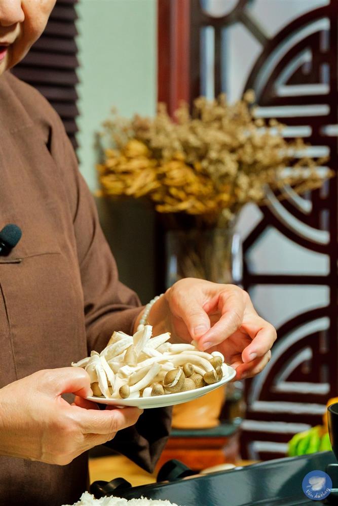 Huyền thoại ẩm thực Nguyễn Dzoãn Cẩm Vân sau 3 năm đi tu: An yên sống, làm YouTube nấu ăn-8