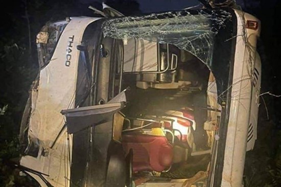 Phú Thọ: Ô tô chở khách từ Hà Nội bị lật, 3 người tử vong tại chỗ