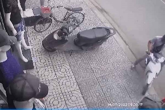 Hai cô gái đuổi theo tên trộm xe máy ở TP.HCM