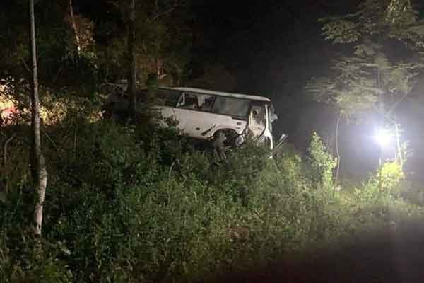 Vụ lật xe du lịch 3 người chết: Tài xế đã rà cháy má phanh-1