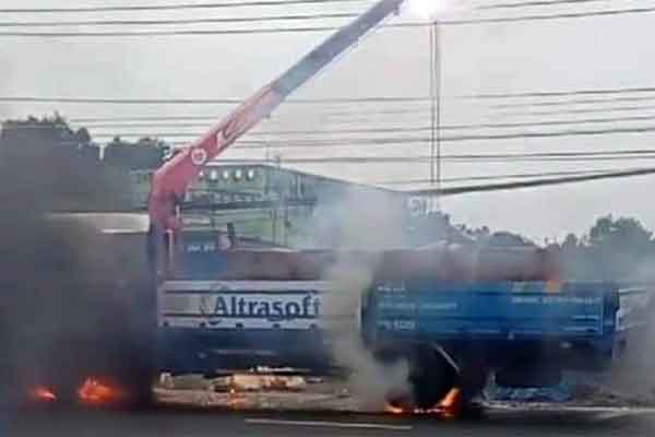 Video: Hốt hoảng cảnh nam thanh niên phóng bạt mạng qua ngã tư, lao thẳng vào hông container-1