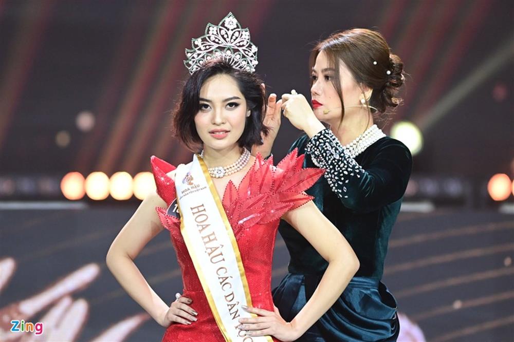 Khoảnh khắc Nông Thúy Hằng không cảm xúc khi đăng quang-2