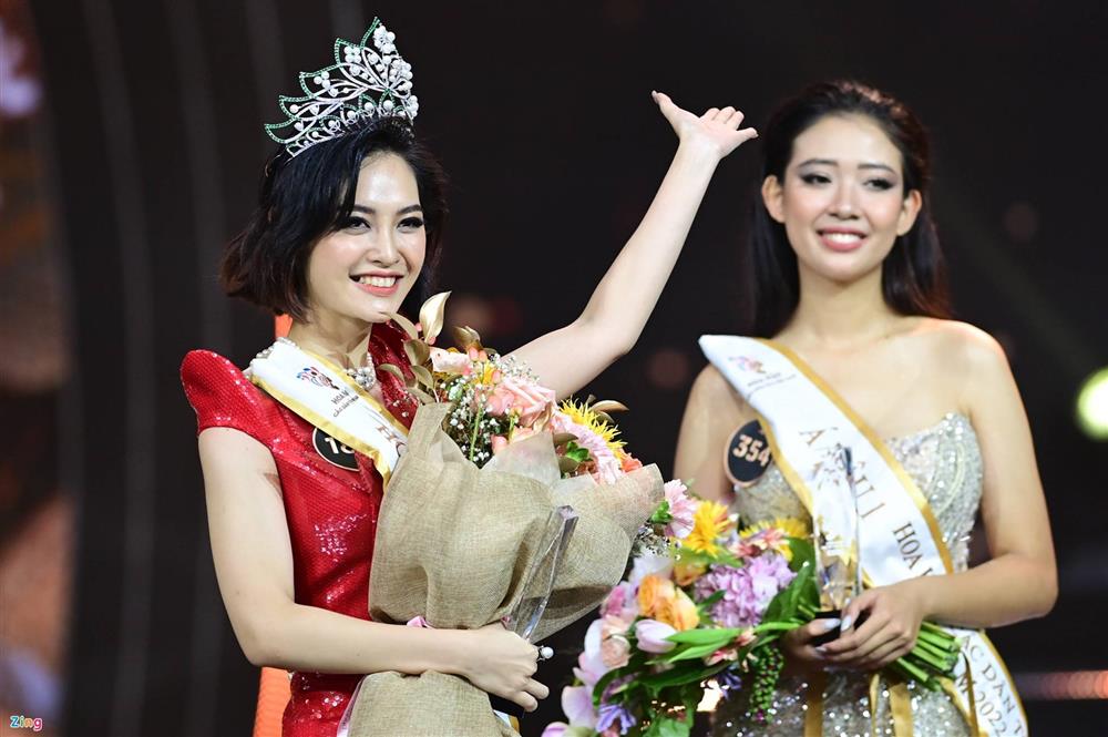 Khoảnh khắc Nông Thúy Hằng không cảm xúc khi đăng quang-4