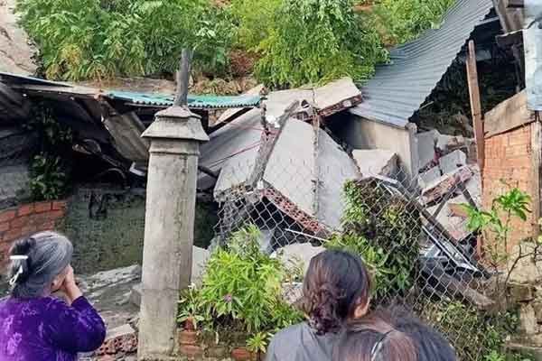 Giải cứu người dân bị rơi từ độ cao 8m do đường sập vì mưa bão-1