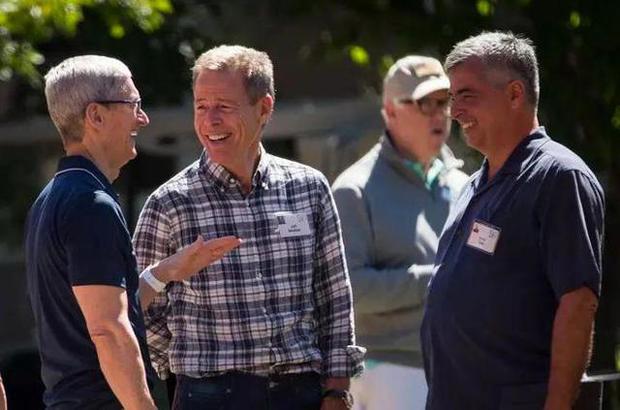 Chiếc áo đặc biệt được giới tỷ phú ưa thích: Từ ông chủ Tesla đến CEO Uber đều đua nhau mặc-20