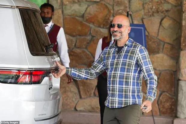 Chiếc áo đặc biệt được giới tỷ phú ưa thích: Từ ông chủ Tesla đến CEO Uber đều đua nhau mặc-4