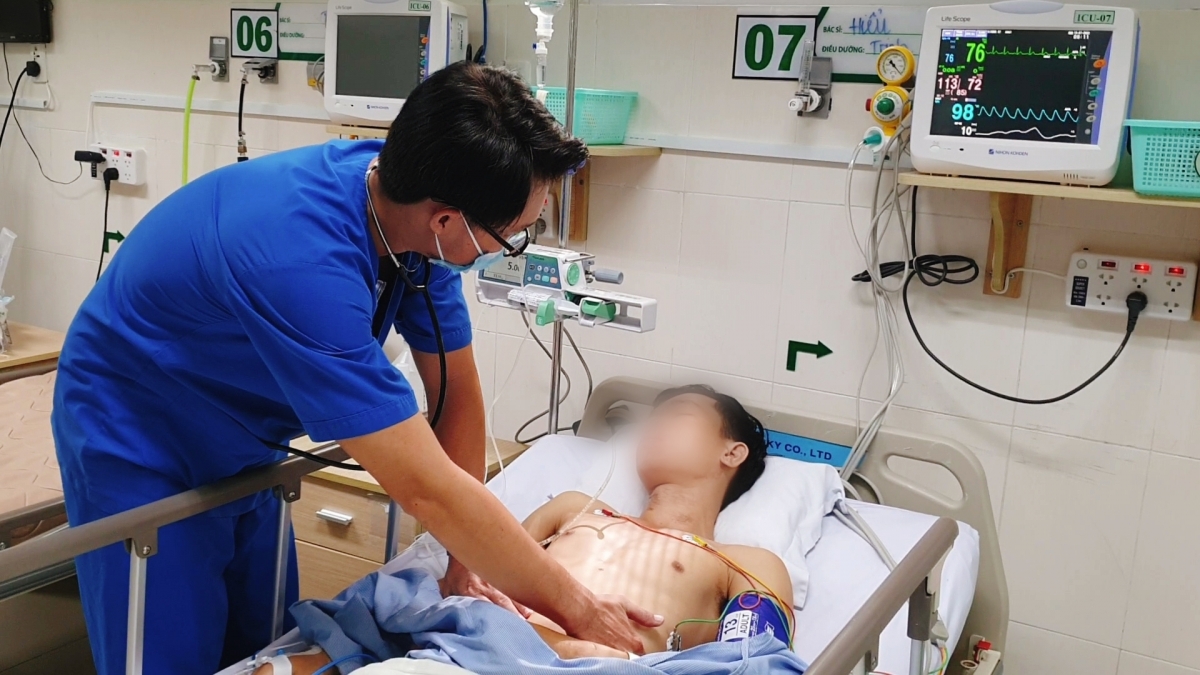 Cứu sống diễn viên xiếc nguy kịch sau màn biểu diễn nuốt mảnh vỡ thủy tinh-1