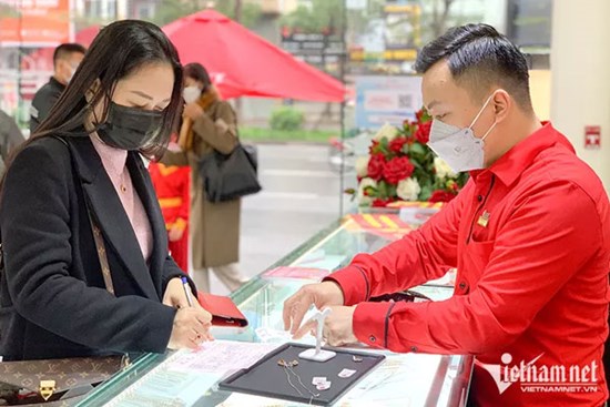 Giá vàng hôm nay 17/7: Sụt giảm sâu, nhà đầu tư hoảng loạn