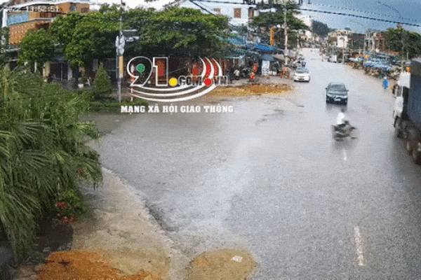 Video: Hốt hoảng cảnh nam thanh niên phóng bạt mạng qua ngã tư, lao thẳng vào hông container