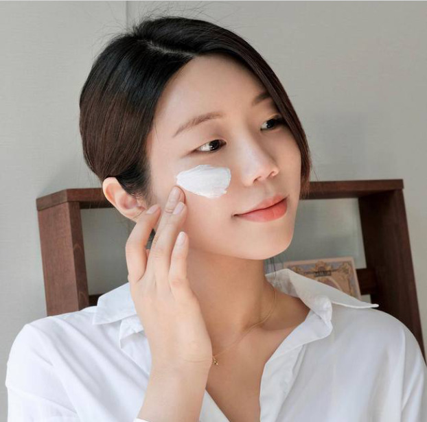 1 nguyên tắc bôi kem chống nắng giúp Hoa hậu Phạm Hương luôn trắng mịn, căng hồng như gái đôi mươi-3