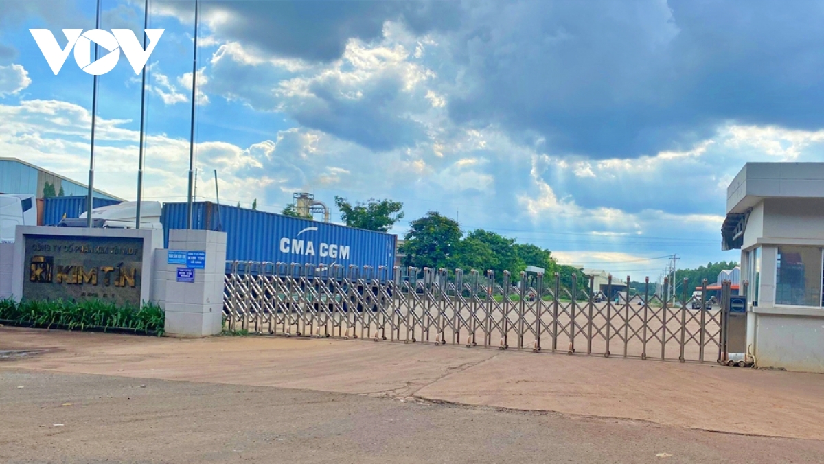 Bị hàng hoá đè lên người, 1 công nhân tử vong-1