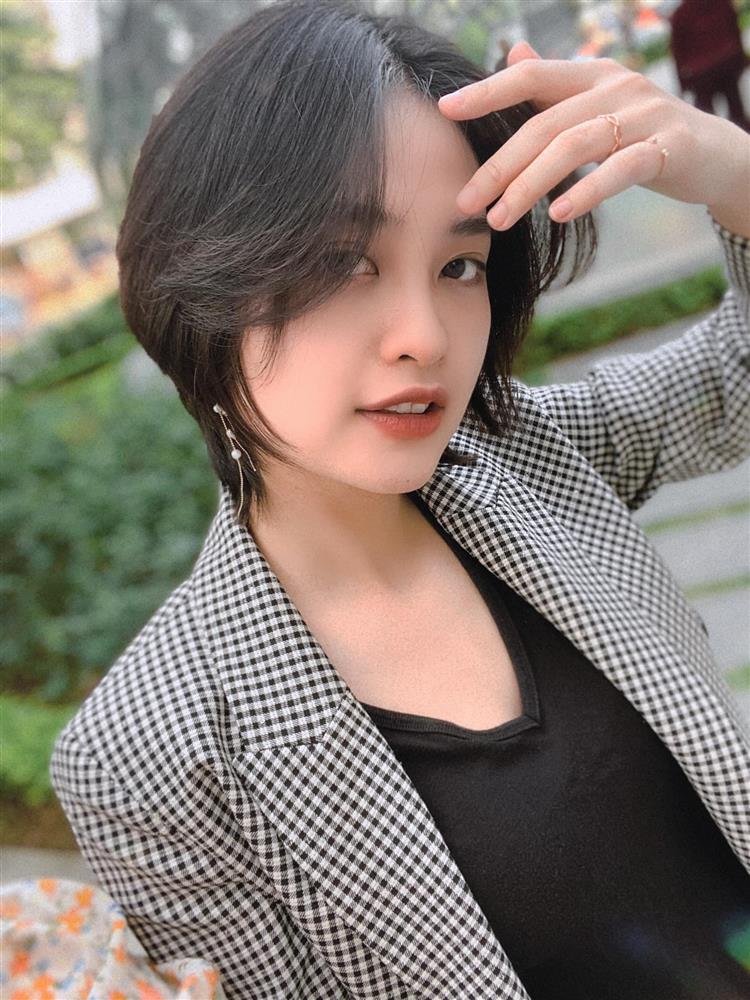 Nông Thúy Hằng - Tân Hoa hậu các dân tộc Việt Nam: Từng là học sinh giỏi Quốc gia, hình ảnh đời thường gây bất ngờ-8
