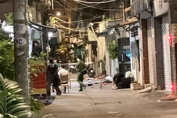 Người giao hàng bị tài xế ô tô đẩy ngã qua lan can cầu-1