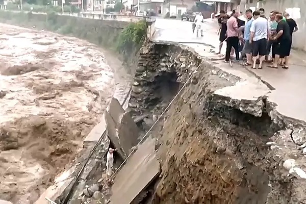 Khoảnh khắc cứu sống bé trai đang chới với giữa vũng nước sâu-1