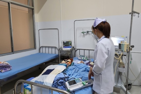 Lâm Đồng: Bé gái 2 tuổi nghi bị bảo mẫu đánh chấn thương sọ não-1