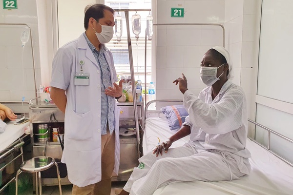 Hàng loạt trẻ thừa cân béo phì sốc sốt xuất huyết nặng-3