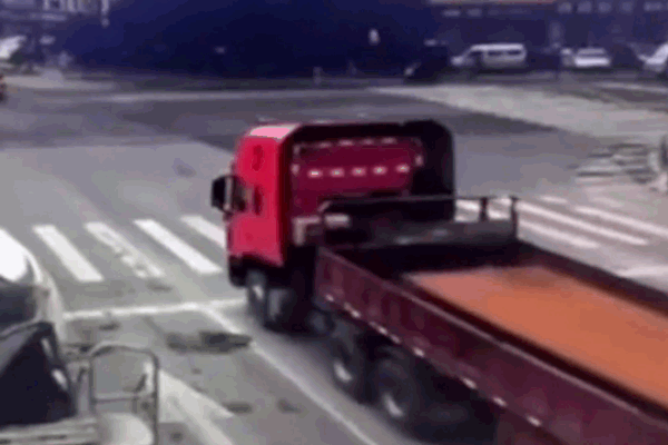 Clip: Phanh gấp, xe container bị tấm thép 