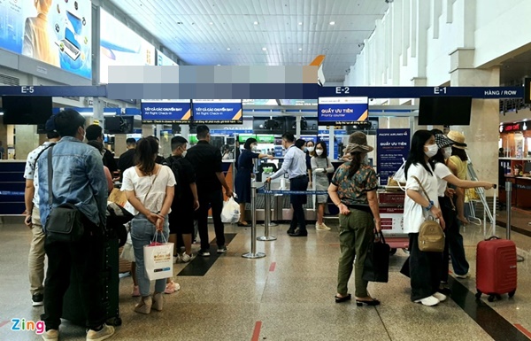 Tân Sơn Nhất đông hơn Tết, khách đổ xô chi thêm tiền check-in nhanh-2