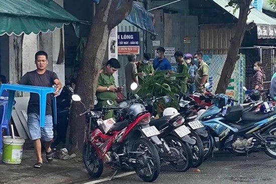 Bình Dương: Thấy thanh niên 22 tuổi ở cùng vợ, chồng dùng dao đâm chết 