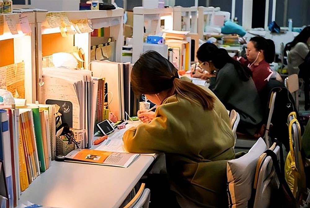 Góc tối phía sau thực trạng thi cao học ở Trung Quốc: Ăn bám cha mẹ kiểu mới nhưng phụ huynh vẫn nghĩ con cái có ý chí-12