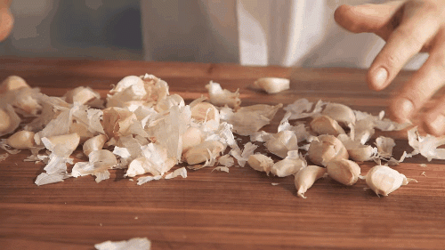 Vỏ tỏi không phải rác, đừng vội vứt đi: Làm theo cách này sẽ có công dụng tuyệt vời, có tiền cũng khó mua-1