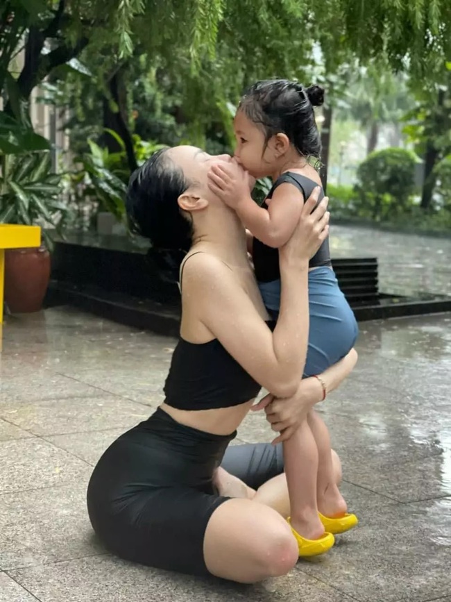Nữ ca sĩ từng bỏ du học ở lại sinh con nay có cuộc sống viên mãn, chia sẻ vài bức ảnh mà được khen dạy con khéo-2