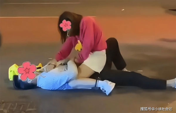 Say quắc cần câu, cặp đôi nằm ngay dưới lòng đường thân mật nhau khiến tất cả nóng mắt-2