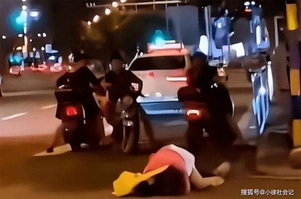 Say quắc cần câu, cặp đôi nằm ngay dưới lòng đường thân mật nhau khiến tất cả nóng mắt-3