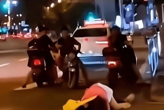 Say quắc cần câu, cặp đôi nằm ngay dưới lòng đường 'thân mật' nhau khiến tất cả 'nóng mắt'
