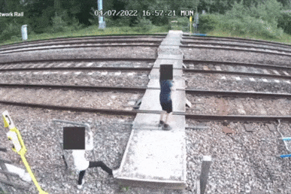 Nhảy múa trên đường ray khi tàu đang lao tới với tốc độ 200 km/h