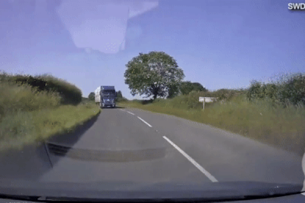 Lọt vào gầm ô tô tải, người phụ nữ may mắn thoát chết ngay dưới bánh xe-1