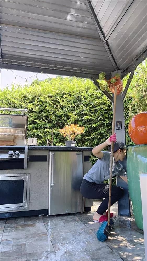 Hà Thanh Xuân bị nói đến với vua cá Koi vì tiền, ông xã đáp gắt: Không có não hoặc não bộ bị tê liệt-1