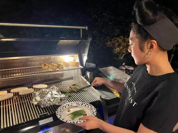 Hà Thanh Xuân bị nói đến với vua cá Koi vì tiền, ông xã đáp gắt: Không có não hoặc não bộ bị tê liệt-3