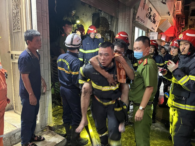 Hà Nội: Cháy tại ngôi nhà 5 tầng ở quận Hoàn Kiếm, 4 người may mắn được cứu thoát-2
