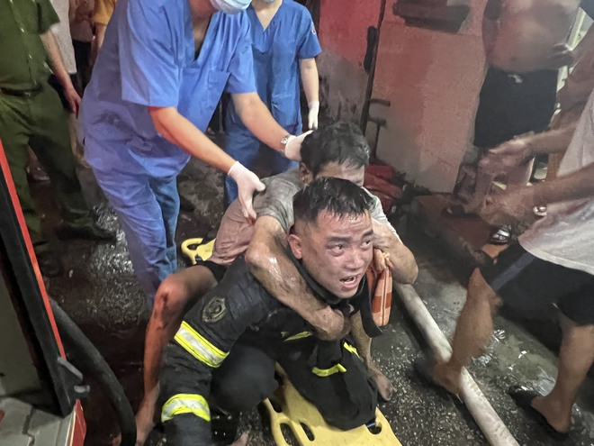 Hà Nội: Cháy tại ngôi nhà 5 tầng ở quận Hoàn Kiếm, 4 người may mắn được cứu thoát-3