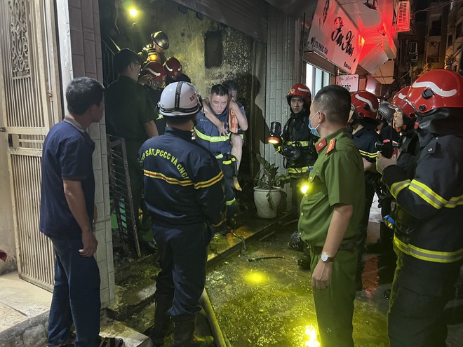 Hà Nội: Cháy tại ngôi nhà 5 tầng ở quận Hoàn Kiếm, 4 người may mắn được cứu thoát-4