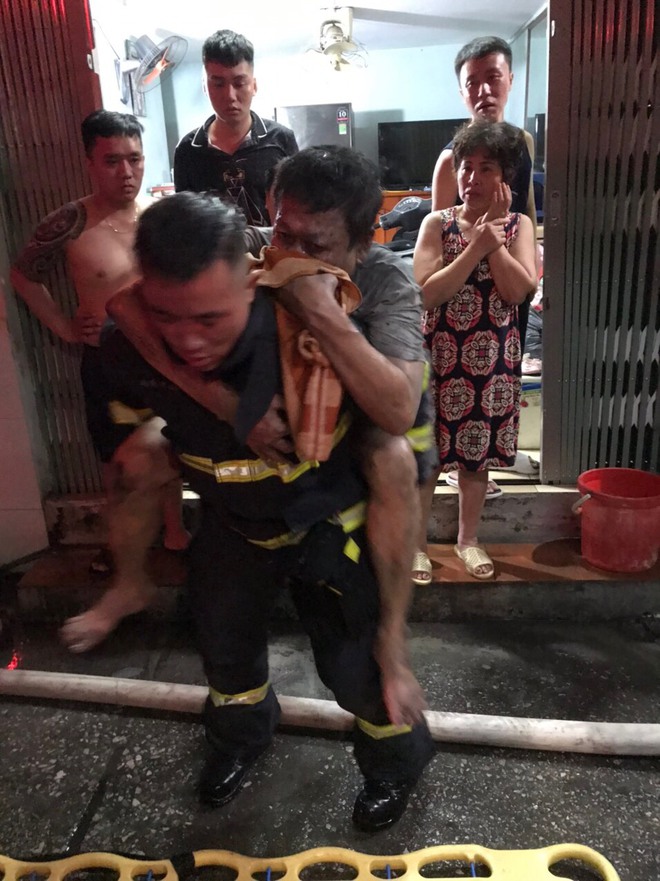 Hà Nội: Cháy tại ngôi nhà 5 tầng ở quận Hoàn Kiếm, 4 người may mắn được cứu thoát-5
