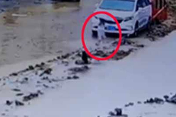 Cô gái chết đuối trong lúc đang livestream ở bể bơi-1