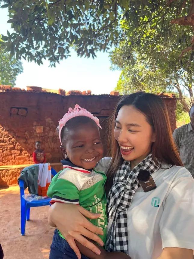 Xa Quang Linh, Thùy Tiên biến hình sexy lồng lộn ở Anh-8