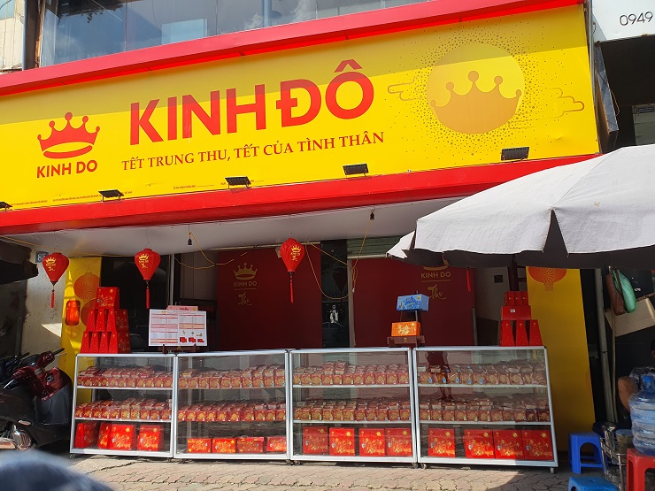 Bánh trung thu được bày bán sớm, khách nhìn bảng giá không khỏi giật mình”-1