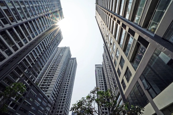 Bé gái 2 tuổi thoát khỏi tử thần khi rơi từ cửa sổ tầng 5 xuống-1