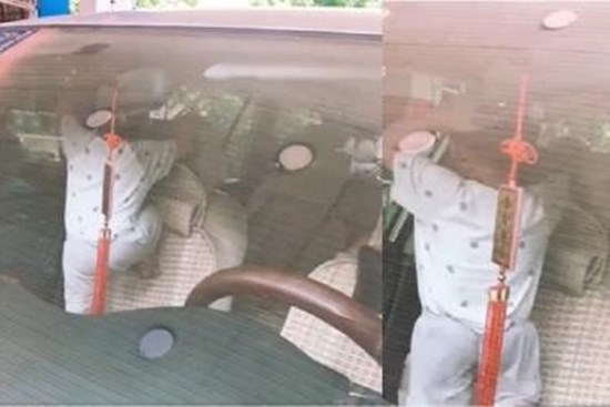 'Nghẹt thở' clip giải cứu bé trai bị bỏ quên trong ô tô dưới trời nắng nóng