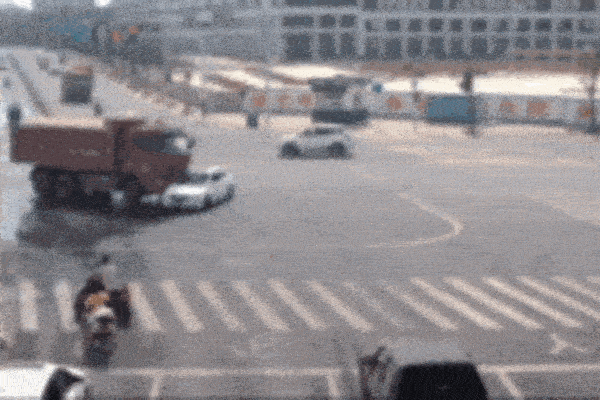 Xe tải chở đất lật nghiêng, suýt đè trúng ô tô con ở ngã tư