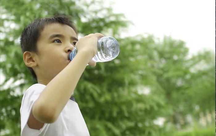 3 thời điểm mẹ chớ nên cho trẻ uống nước kẻo ảnh hưởng đến dạ dày-1