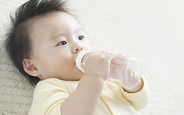 3 thời điểm mẹ chớ nên cho trẻ uống nước kẻo ảnh hưởng đến dạ dày-3