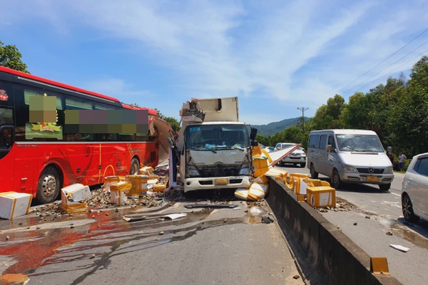 Xe đông lạnh tông 3 ô tô đang dừng chờ đèn đỏ-1