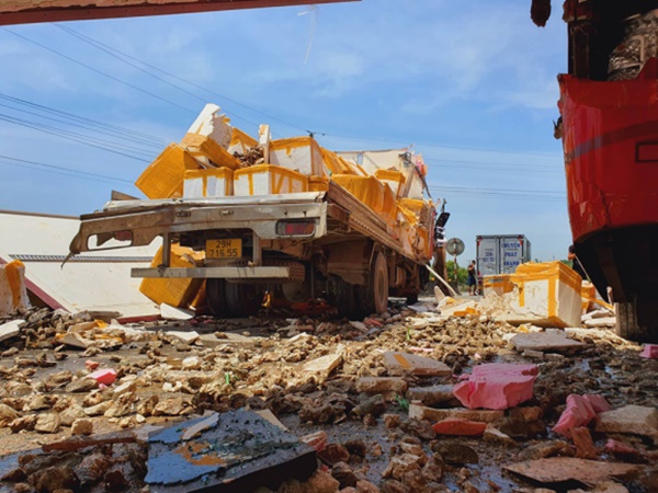 Xe đông lạnh tông 3 ô tô đang dừng chờ đèn đỏ-2