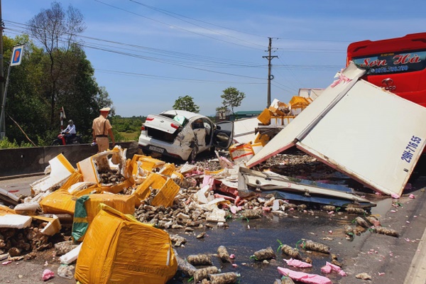 Xe đông lạnh tông 3 ô tô đang dừng chờ đèn đỏ-3