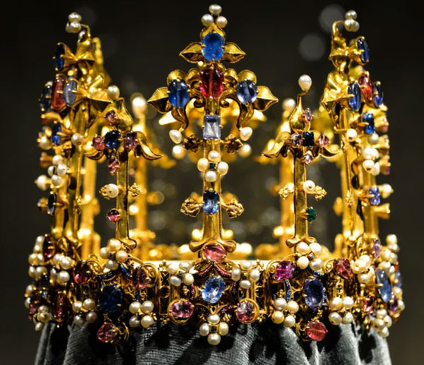 Chiếc vương miện cổ nhất của nước Anh, trải qua biết bao thế kỷ thăng trầm, vẻ đẹp hiện tại vẫn gây trầm trồ kinh ngạc-1